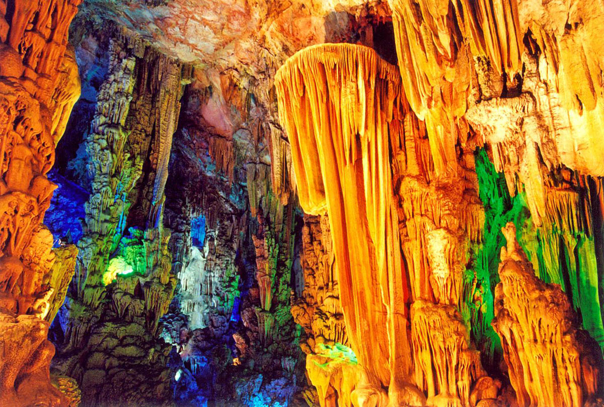 4 место в мире. Пещера тростниковой флейты Гуйлинь. Пещера тростниковой флейты в Гуйлине, Китай. Жихаревская карстовая пещера. Пещера Камышовой флейты Китай.