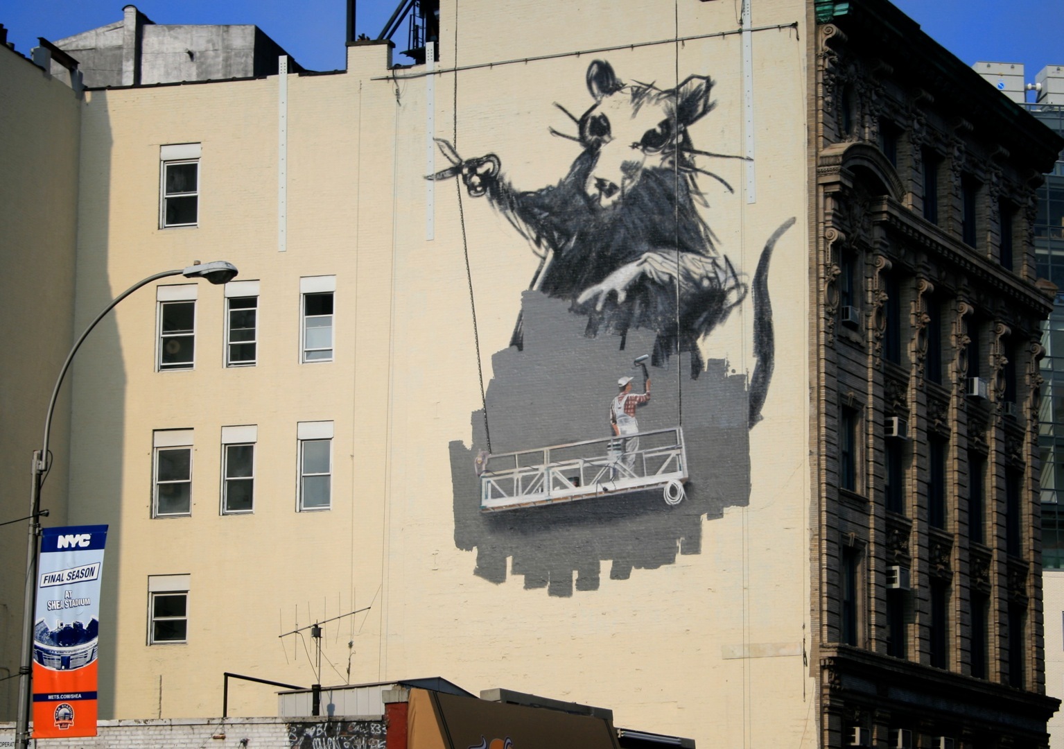 Бэнкси арт. Граффити Street Art Banksy. Стрит художник Бэнкси. Знаменитые граффити Бэнкси. Самый известный граффитист Бэнкси.