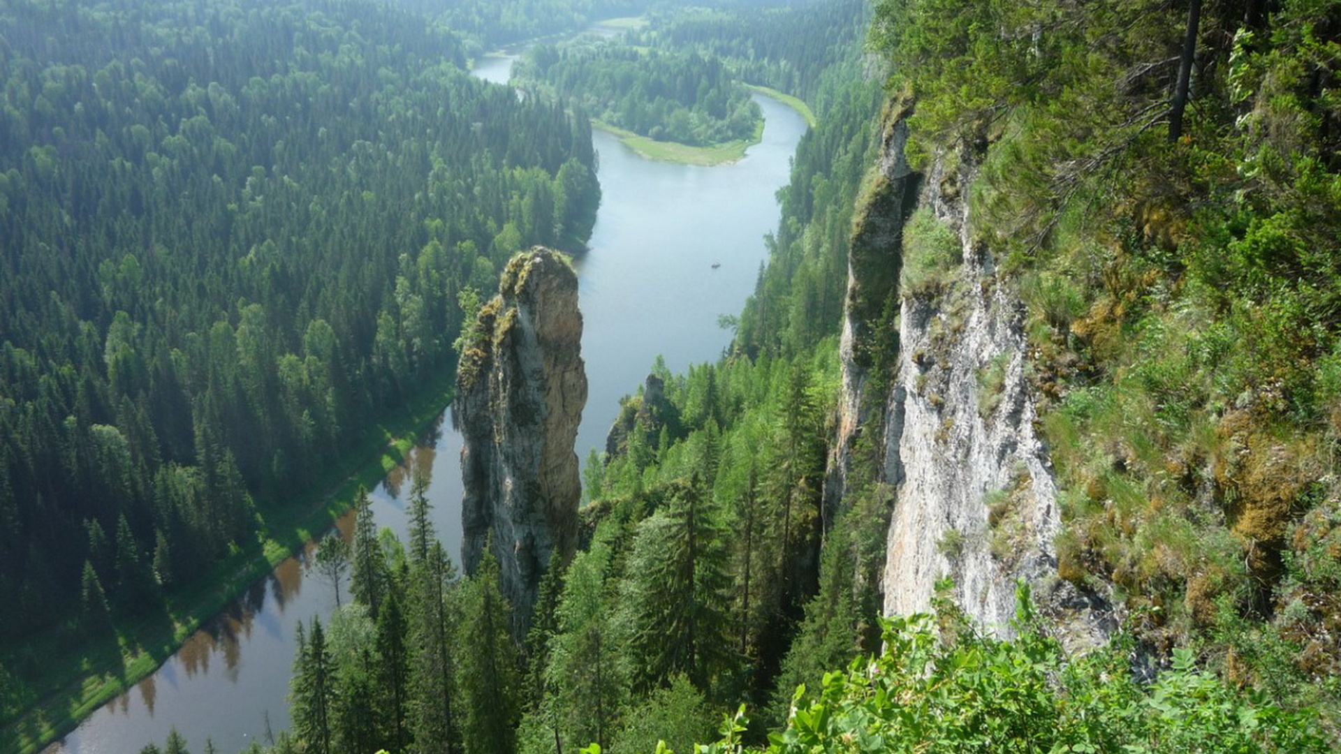 Разнообразие урала. Природный парк река Чусовая. Уральские горы река Чусовая. Природные Уникумы Урала река Чусовая. Река Чусовая Уникум Урала.