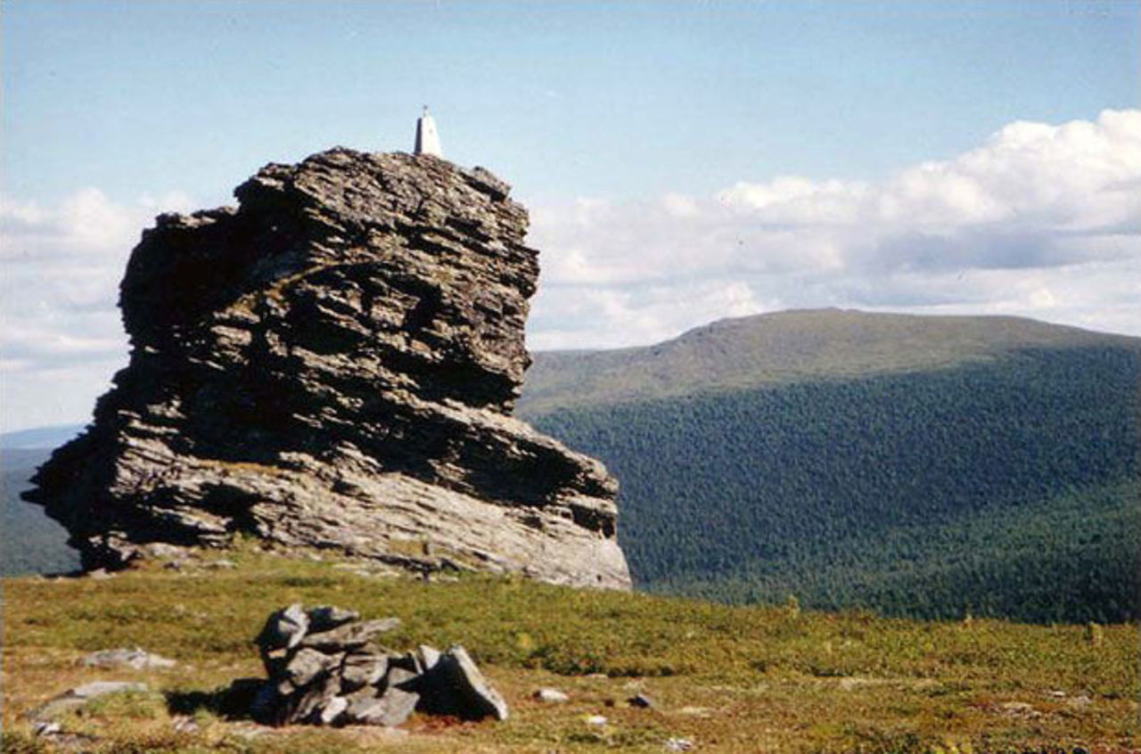 Мертвая гора. Холат-Сяхыл гора мертвецов. Гора мертвецов на Урале. Гора мертвецов Свердловская область. Северный Урал гора мертвецов.